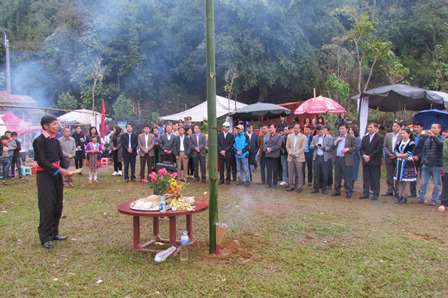 Phần lễ cúng cây nêu tại Lễ hội.