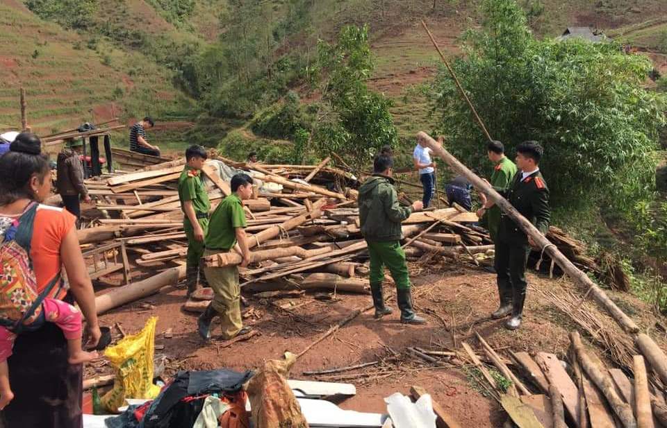Lực lượng Công an huyện Tân Uyên giúp bà con xã Nậm Sỏ khắc phục thiên tai