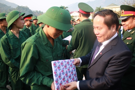 Đồng chí Tống Thanh Hải - UVBTV Tỉnh ủy, Phó Chủ tịch TT. UBND tỉnh động viên, tặng quà các tân binh huyện Phong Thổ nhập ngũ năm 2019