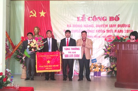 Đ/c Giàng A Tính - Uỷ viên Ban Thường vụ Tỉnh uỷ, Phó Chủ tịch UBND tỉnh tặng cờ thi đua và tiền thưởng cho xã Nùng Nàng.