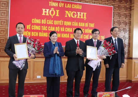 Đồng chí Hà Ban, Giàng Páo Mỷ tặng hoa chúc mừng các đồng chí được nhận quyết định của Trung ương