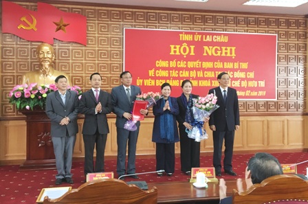 Lãnh đạo tỉnh tặng hoa các đồng chí Ủy viên BCH Đảng bộ tỉnh khóa XIII được nghỉ chế độ hưu trí 