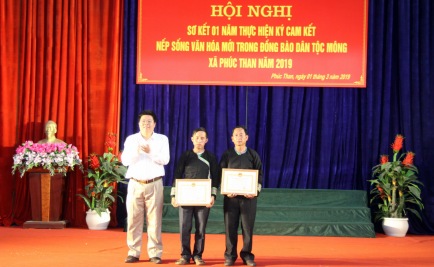 Đồng chí Lò Văn Hương - Phó Bí thư huyện ủy trao giấy khen cho các tập thể