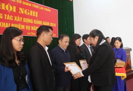 Đồng chí Triệu Thị Vân - TUV, Bí thư Đảng ủy khối các cơ quan tỉnh tặng giấy khen cho các tổ chức cơ sở đảng hoàn thành xuất sắc nhiệm vụ năm 2018