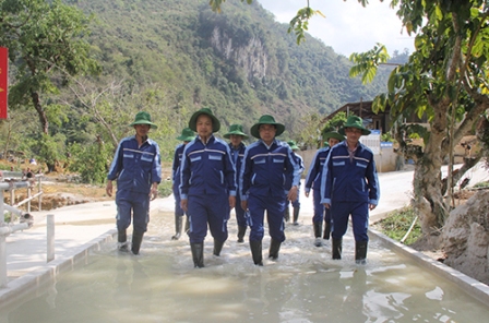 -	Đoàn công tác kiểm tra công tác phòng chống dịch bệnh tại Trại chăn nuôi Quang Tú tại xã Bản Giang