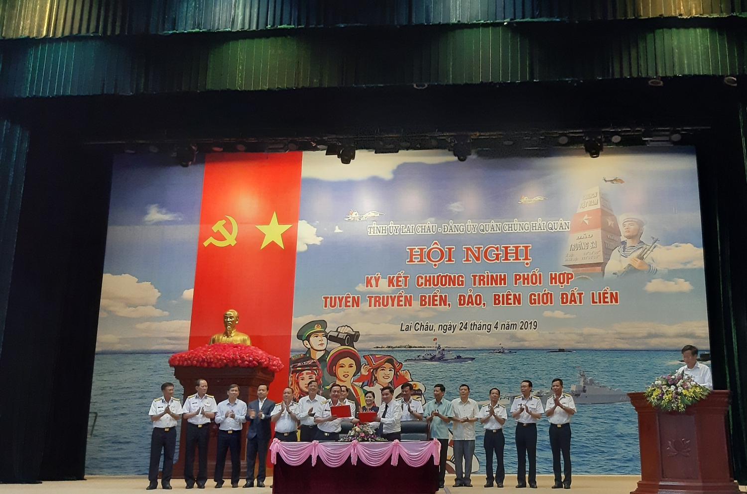 Đồng chí Trần Đức Vương - UVBTVTU, Trưởng BTGTU và đồng chí Đại tá Nguyễn Thế Tốt - Phó Tham mưu trưởng Quân chủng Hải quân ký kết kế hoạch 