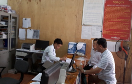 Bộ phận một cửa xã Khun Há - huyện Tam Đường nhanh chóng giải quyết thủ tục hành chính cho người dân và doanh nghiệp.
