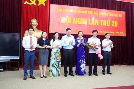 Đồng chí Triệu Thị Vân - Ủy viên Ban Chấp hành Đảng bộ tỉnh, Bí thư Đảng bộ Khối các cơ quan tỉnh chúc mừng các Uỷ viên được bổ sung