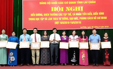 Thường trực Đảng ủy Khối trao giấy khen cho các tập thể, cá nhân xuất sắc trong học tập và làm theo tư tưởng, đạo đức, phong cách Hồ Chí Minh đợt 19/5/2018-19/5/2019).