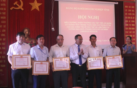 Đồng chí Nguyễn Hữu Mai, Bí thư Đảng ủy Khối trao giấy khen cho đại diện các tập thể có thành tích trong thực hiện Chỉ thị 05-CT/TW của Bộ Chính trị