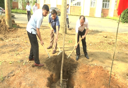 Các đồng chí lãnh đạo huyện Tam Đường trồng cây tại khuôn viên trụ sở HĐND-UBND huyện.