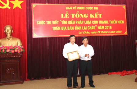 Đồng chí Trần Đức Vương - Ủy viên Ban Thường vụ, Trưởng ban Tuyên giáo Tỉnh ủy trao giải nhất cho tập thể đạt giải.