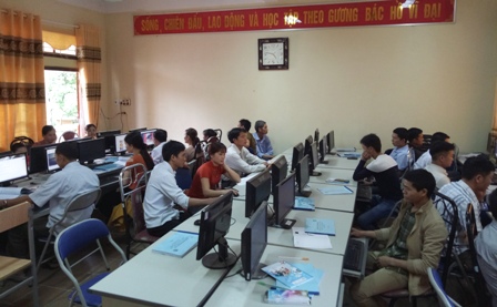 Các học viên thực hành trên máy vi tính