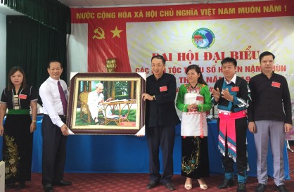 Đồng chí Trần Hữu Chí - TUV, Trưởng Dân Ban tộc tỉnh tặng bức tranh Bác Hồ chúc mừng thành công Đại hội