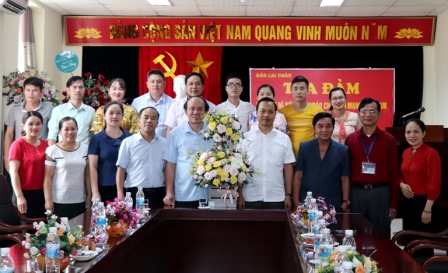 Các đồng chí lãnh đạo tỉnh tặng hoa chúc mừng Báo Lai Châu