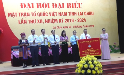 Đ/c Trương Thị Ngọc Ánh - Phó chủ tịch UB TW MTTQ Việt Nam tặng bức trướng cho Đại hội