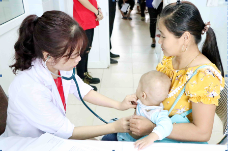 Bác sĩ khám sàng lọc bệnh tim cho trẻ em tỉnh Lai Châu