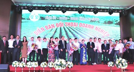 Các đồng chí lãnh đạo tỉnh chúc mừng Ban Vận động thành lập Hiệp hội doanh nghiệp tỉnh Lai Châu ra mắt tại Diễn đàn đối thoại doanh nghiệp năm 2019