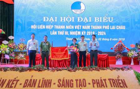 Đồng chí Hoàng Quốc Khánh – Phó Bí thư Thường trực Thành ủy trao bức trướng cho Hội LHTN Việt Nam Thành phố Lai Châu