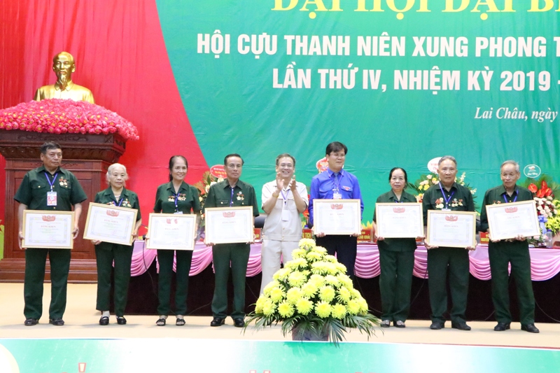 Đ/c Lê Văn Hòa - Chánh Văn phòng Trung ương Hội Cựu thanh niên xung phong Việt Nam tặng bằng khen cho các tập thể, cá nhân có thành tích xuất sắc trong hoạt động và xây dựng tổ chức Hội nhiệm kỳ 2014 - 2019