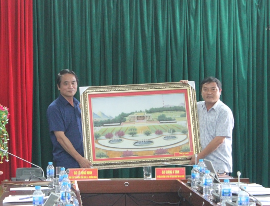 Đ/c Giàng A Tính - UVBTVTU, Phó Chủ tịch UBND tỉnh tặng UBND tỉnh Sơn La bức tranh Quảng trường Nhân dân tỉnh Lai Châu