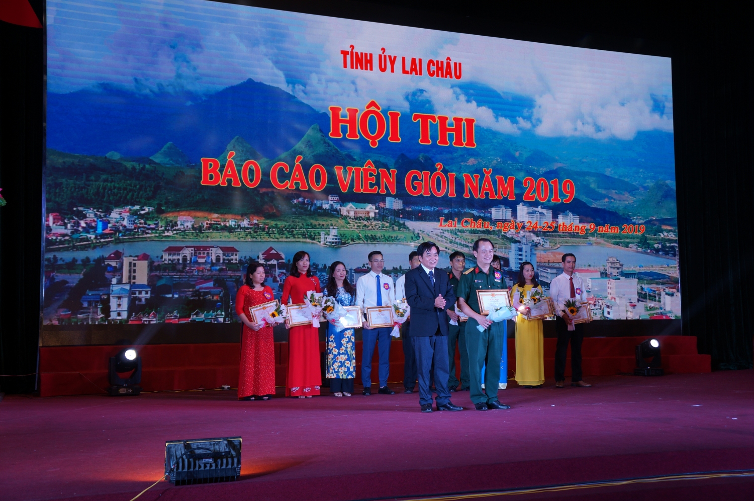 Đ/c Trần Đức Vương - UVBTV Tỉnh ủy, Trưởng BTGTU, Trưởng Ban Tổ chức Hội thi trao giải Nhất cho thí sinh