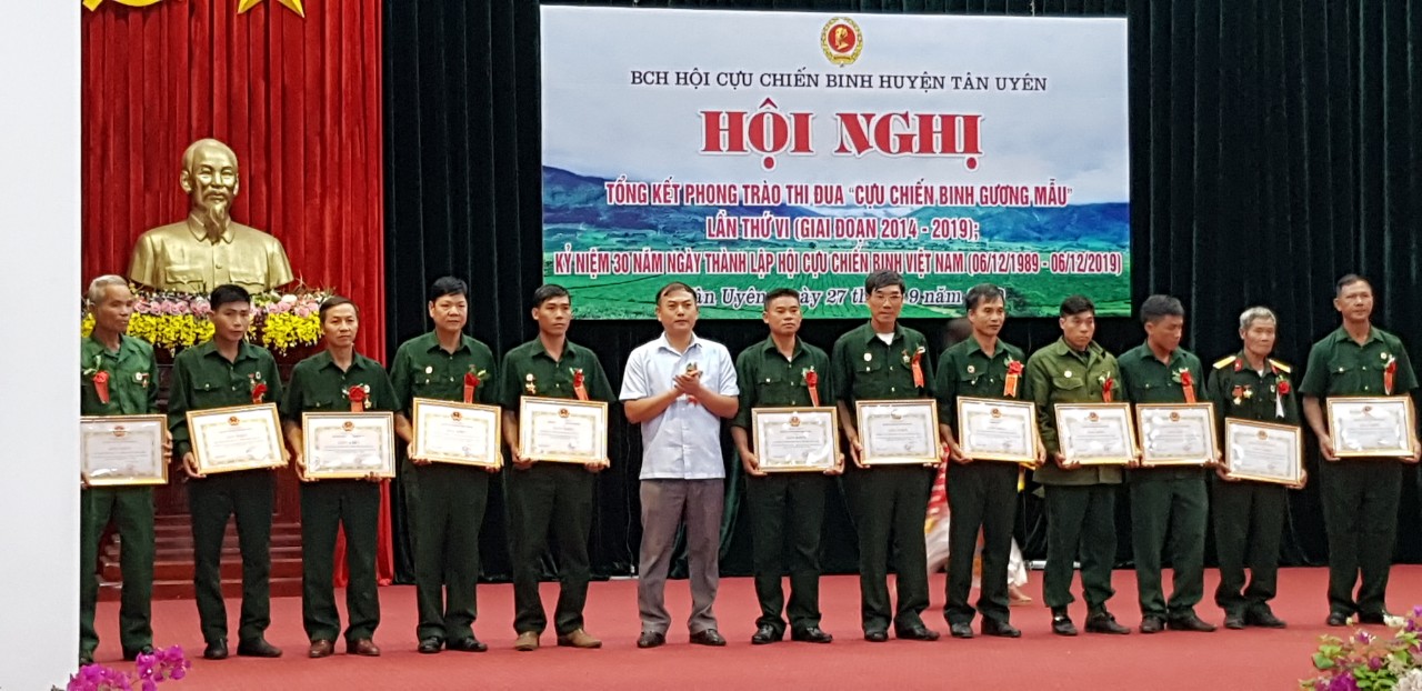 Đ/c Nguyễn Sĩ Cảnh – TUV, Bí thư Huyện ủy, Chủ tịch UBND huyện trao giấy khen cho các tập thể