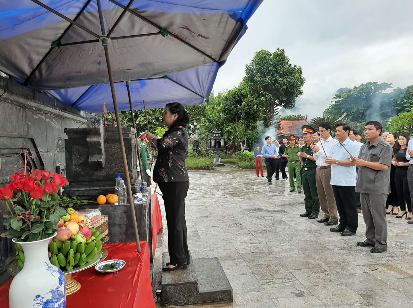 Lãnh đạo tỉnh thắp hương các phần mộ tại Nghĩa trang liệt sỹ tỉnh