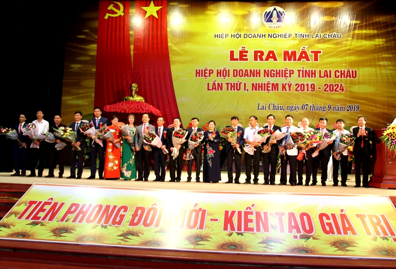 Các đ/c lãnh đạo tỉnh, Phòng Công nghiệp và Thương mại Việt Nam tặng hoa chúc mừng BCH Hiệp hội Doanh nghiệp tỉnh Lai Châu, nhiệm kỳ 2019-2024