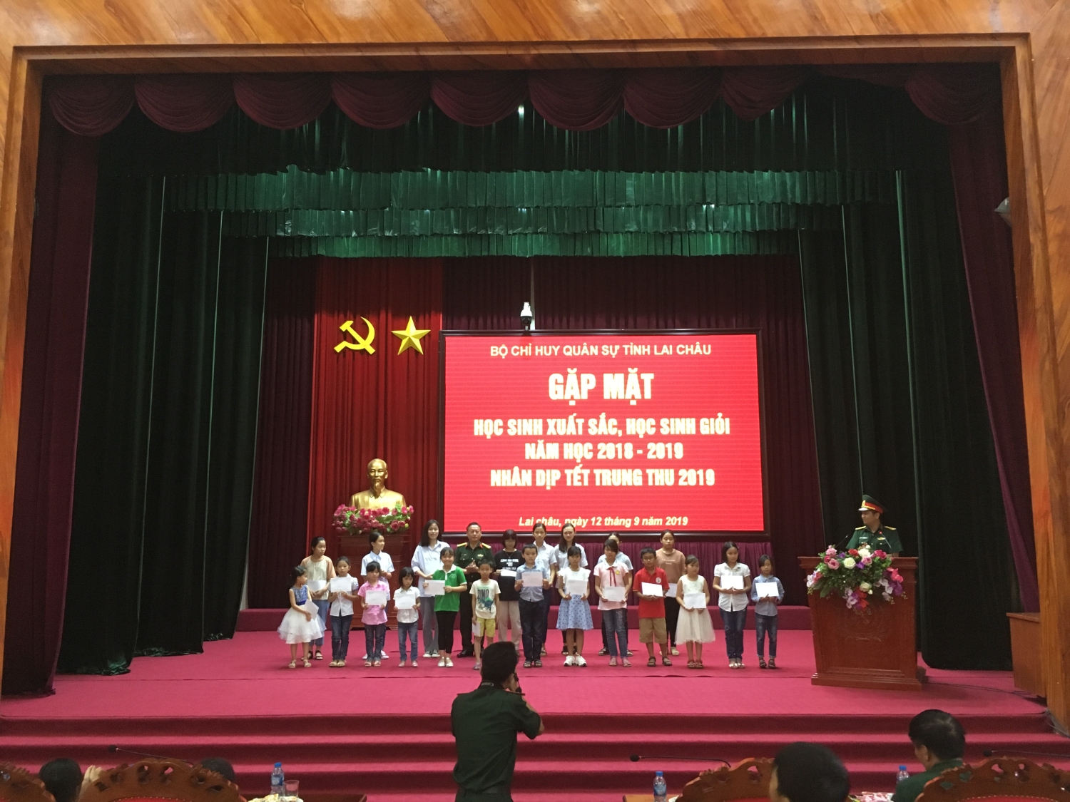 Đ/c Đại tá Thào A Pinh - Phó Chính ủy Bộ CHQS tỉnh trao quà cho các cháu học sinh giỏi, xuất sắc năm học 2018 - 2019