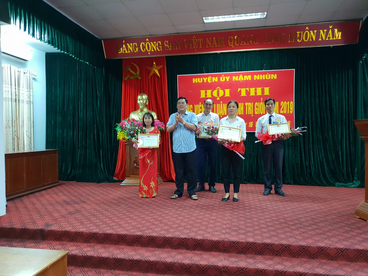 Đ/c Quàng Văn Trực - Phó Bí thư Thường trực Huyện ủy trao giải cho các thí sinh