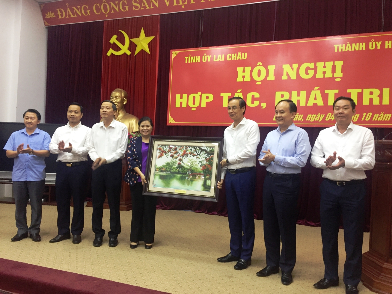 Lãnh đạo thành phố Hà Nội tặng tỉnh Lai Châu bức tranh Hồ Hoàn Kiếm