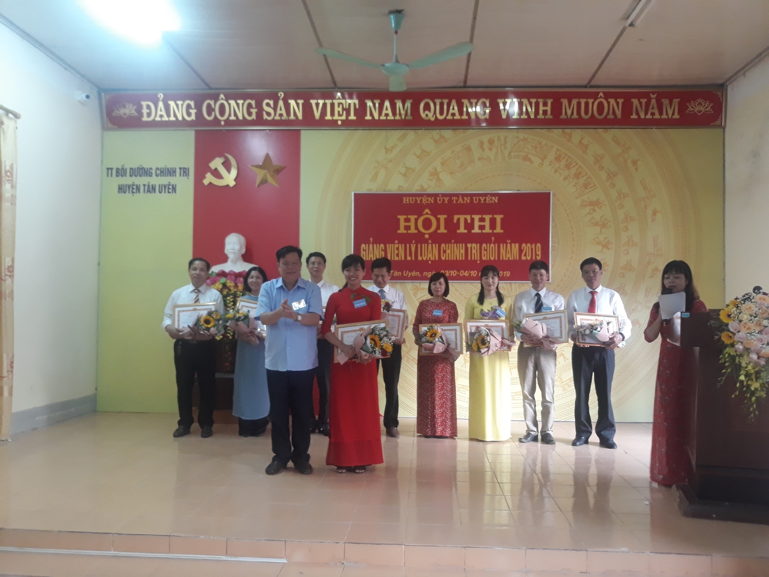 Đ/c Phan Văn Nguyên - Phó Bí thư Thường trực Huyện ủy, Chủ tịch HĐND huyện, Trưởng ban Tổ chức Hội thi trao giải nhất cho thí sinh
