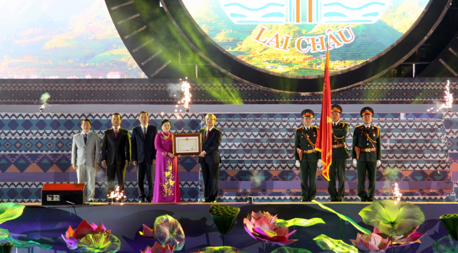 Đ/c Trần Quốc Vượng - UVBCT, Thường trực Ban Bí thư Trung ương Đảng trao trao tặng Huân chương Lao động hạng Nhất của Chủ tịch nước cho Đảng bộ, chính quyền và Nhân dân các dân tộc tỉnh Lai Châu