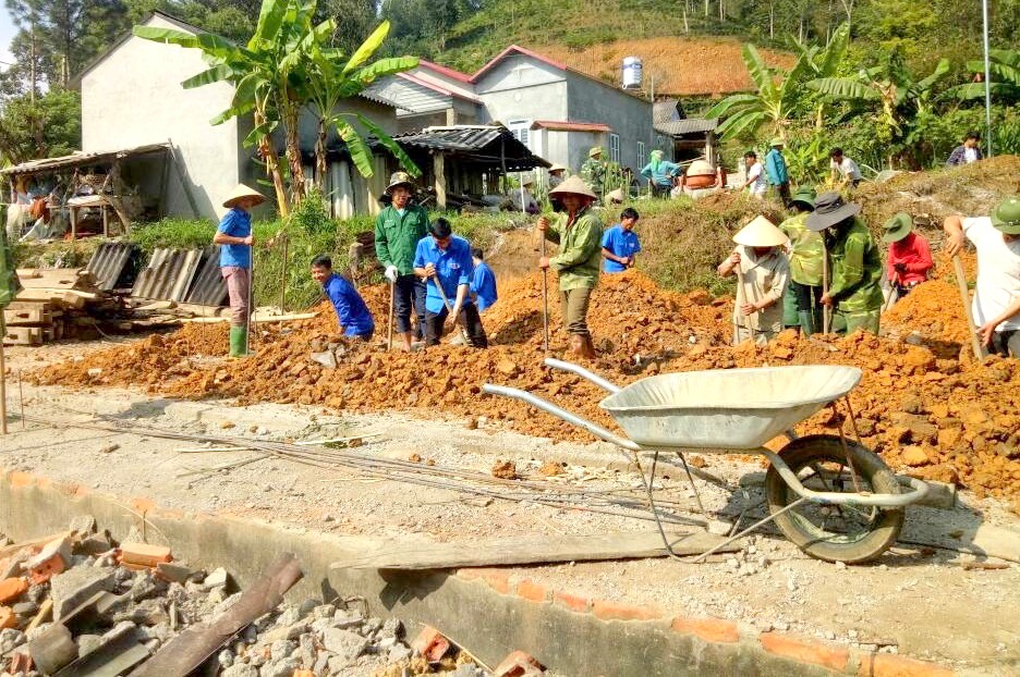 Các đoàn viên thanh niên tham gia hỗ trợ xây nhà