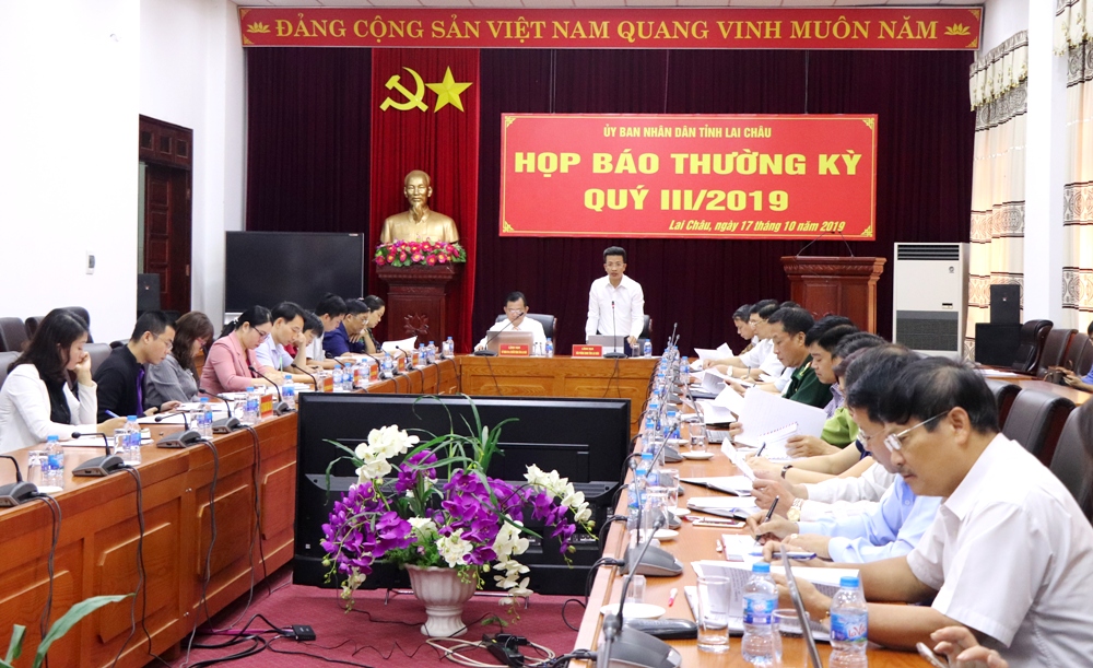 Đ/c Vũ Huy Hòa - Phó chánh Văn phòng UBND tỉnh phát biểu tại buổi họp báo