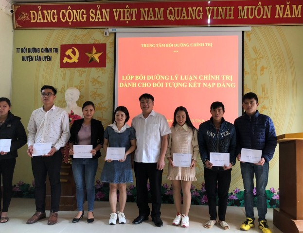 Đ/c Nguyễn Hữu Trung - UVBTVHU, Trưởng Ban Tuyên giáo Huyện ủy, Giám đốc Trung tâm BDCT huyện khen thưởng cho các học viên đạt thành tích cao trong học tập