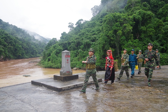 Bộ đội Biên phòng cùng dân quân địa phương tuần tra bảo vệ đường biên, mốc giới