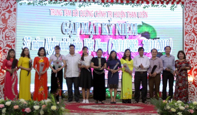 Các đồng chí lãnh đạo huyện Than Uyên khen thưởng cán bộ, giảng viên có thành tích xuất sắc trong các phong trào thi đua năm 2019