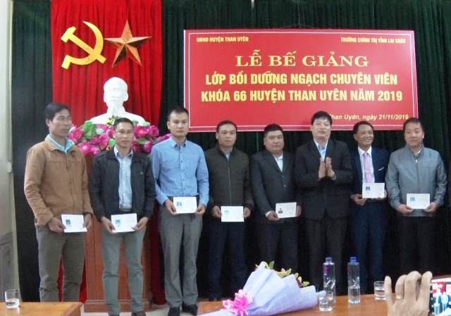 Đ/c Nguyễn Tiến Tăng - Hiệu trưởng Trường Chính trị tỉnh trao chứng chỉ cho các học viên
