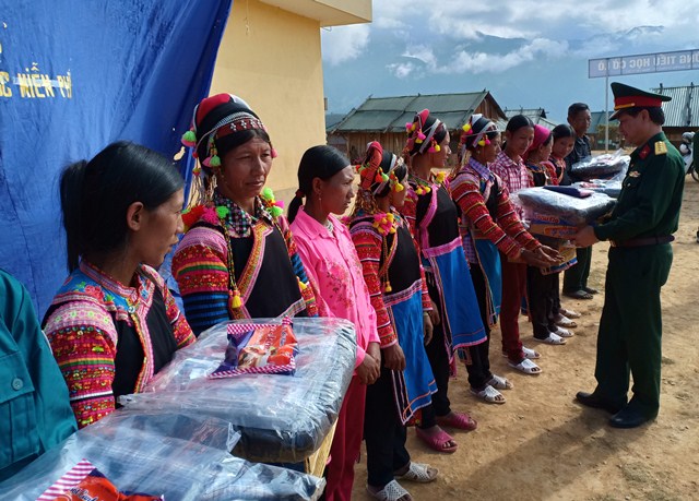 Lãnh đạo Ban CHQS Quận Long Biên (Thành phố Hà Nội) tặng quà cho các hộ nghèo ở bản Cờ Lò, xã Pa Ủ