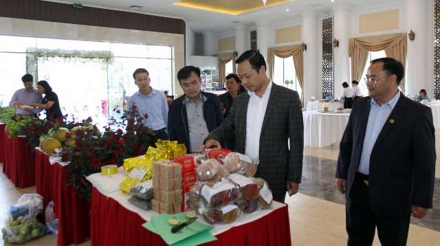 Đ/c Trần Tiến Dũng - Phó Bí thư, Chủ tịch UBND tỉnh thăm quan các sản phẩm nông nghiệp của tỉnh trưng bày tại hội nghị