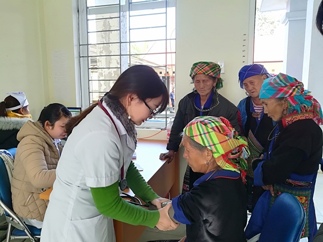Cán bộ bác sỹ câu lạc bộ Thầy thuốc trẻ huyện Than Uyên khám bệnh cho người già xã Tà Mung