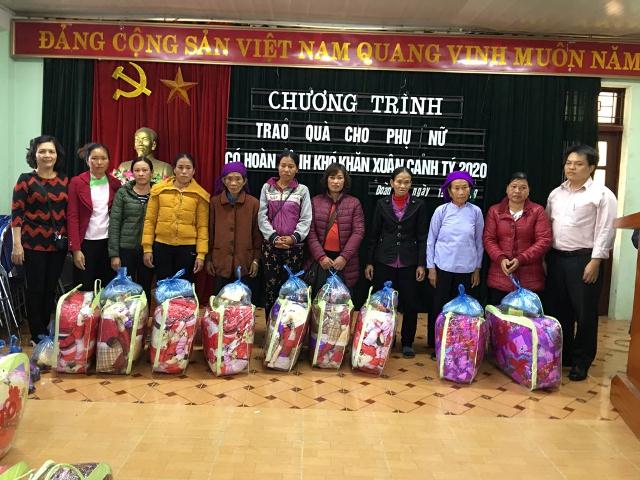 Nhóm thiện tâm Hà Nội trao quà cho các hội viên phụ nữ có hoàn cảnh khó khăn