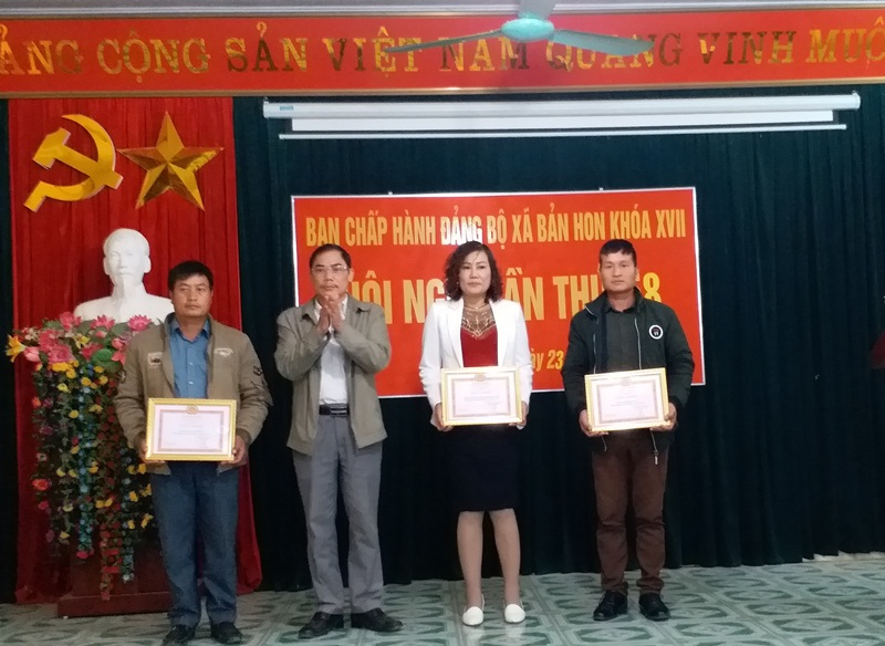 Đ/c Lò Văn Phà - Bí thư Đảng ủy xã trao tặng giấy khen cho các chi bộ hoàn thành xuất sắc nhiệm vụ năm 2019