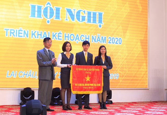 Thừa ủy qyền của lãnh đạo Bộ TT& TT, đồng chí Nguyễn Quốc Luân - TUV, Giám đốc Sở Thông tin và Truyền thông trao Cờ thi đua cho tập thể Bưu điện thành phố