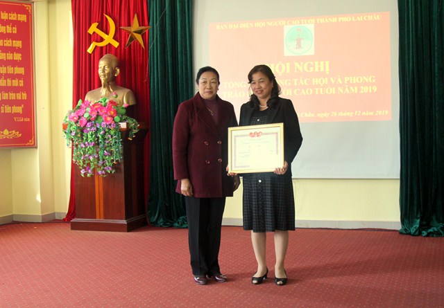 Đại diện Hội NCT tỉnh trao Bằng Khen của Hội NCT Việt Nam cho cá nhân có thành tích xuất sắc trong phong trào thi đua yêu nước, “Tuổi cao gương sáng năm 2019”