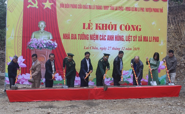 Các đại biểu động thổ khởi công Nhà bia tưởng niệm các anh hùng, liệt sỹ xã Ma Ly Pho