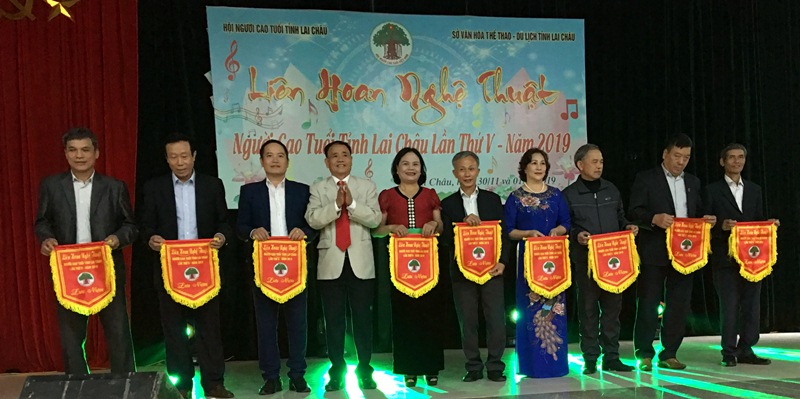 Đ/c Lê Xuân Phùng, UVBCH Hội Người cao tuổi Việt Nam, Chủ tịch Hội Người cao tuổi tỉnh, trao cờ lưu niệm cho các đoàn tham gia liên hoan