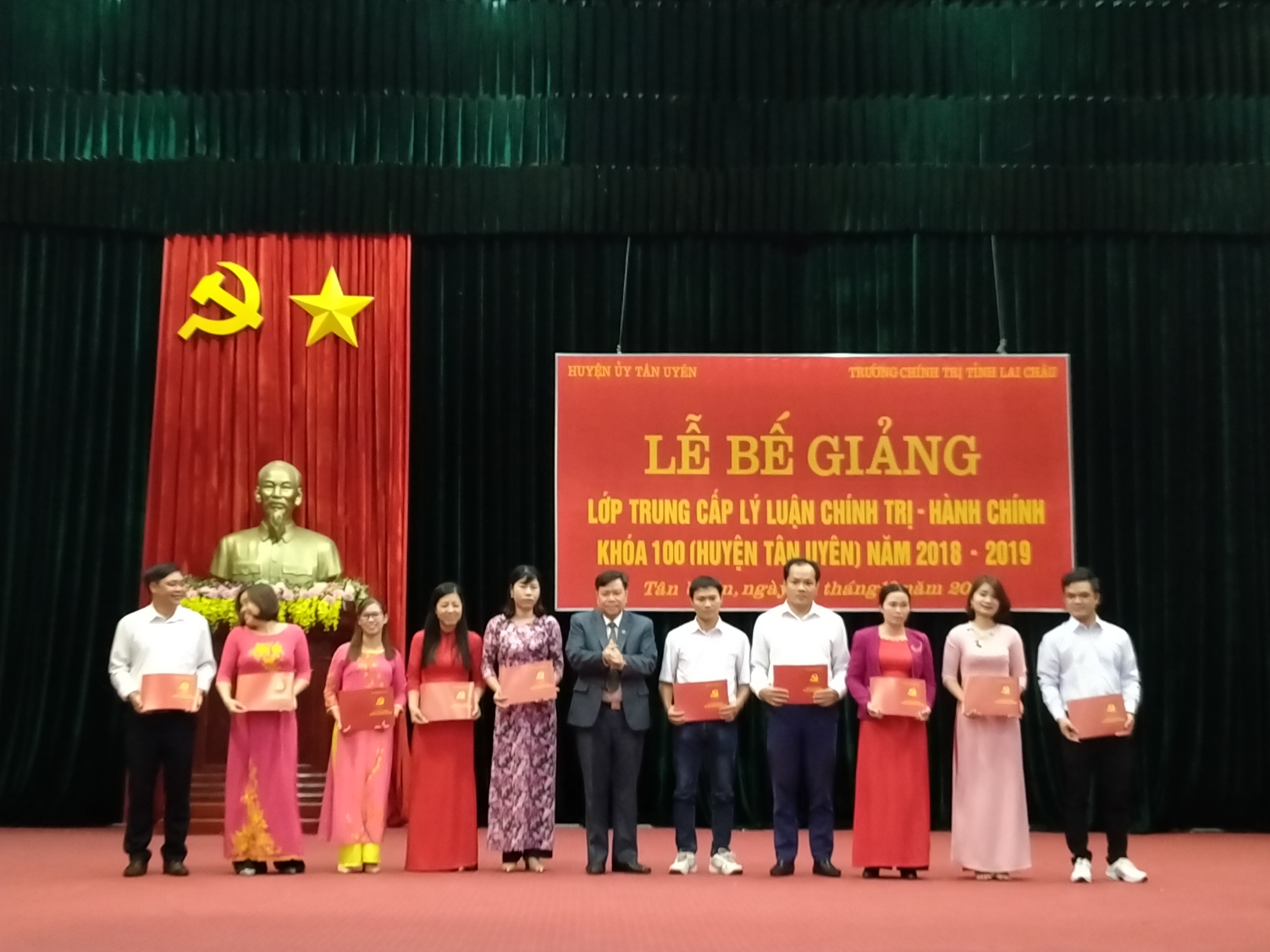 Đ/c Phan Văn Nguyên - Phó Bí thư Thường trực Huyện ủy, Chủ tịch HĐND huyện trao bằng tốt nghiệp cho các học viên